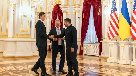 Der ukrainische Präsident Wolodymyr Selenskyj (r) im Marienpalast in Kiew den Gesandten des US-Präsidenten Trump, Jared Kushner (l) und Steve Witkoff.