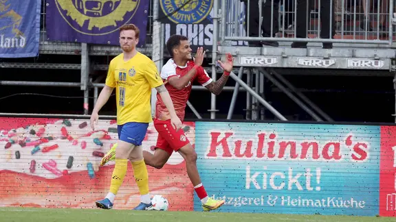 v.li.: Lukas Wilton (1. FC Lokomotive Leipzig), Jermain Nischalke (FC Wuerzburger Kickers) mit Torjubel