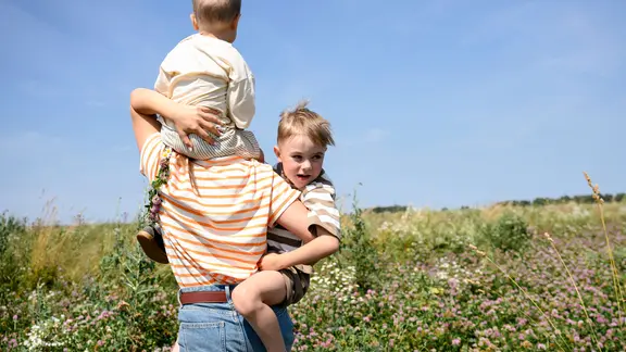 Mehr Geld für geringverdienende Mütter lässt Kinder langsamer altern Mehr Geld für geringverdienende Mütter lässt Kinder langsamer altern