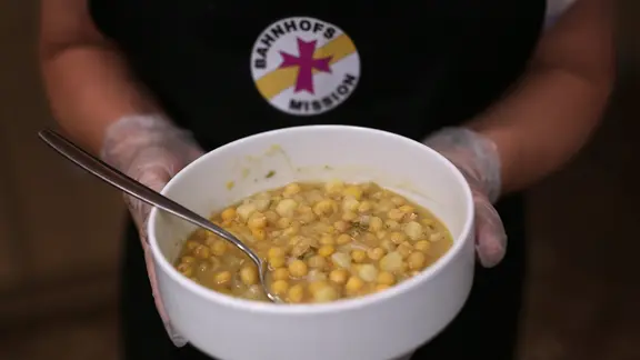 Teller Erbsensuppe in der Bahnhofsmission im Magdeburger Hauptbahnhof.