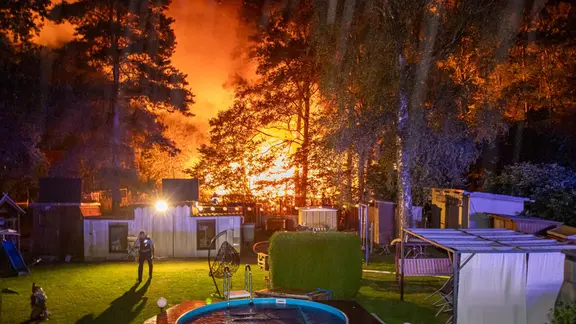 Feuer lodert in einer Gartenanlage
