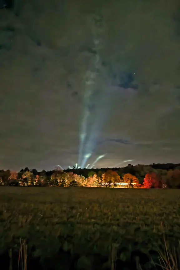 Laser und Lichter über dem Truppenübungsplatz Ohrdruf im Nachthimmel. 