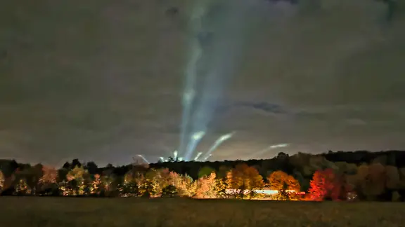 Laser und Lichter über dem Truppenübungsplatz Ohrdruf im Nachthimmel.