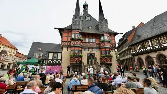 Menschen auf Marktplatz in Wernigerode