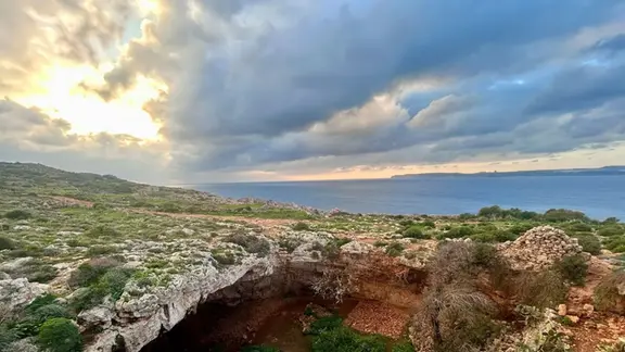 Die Höhlenfundstätte Latnija im Norden der Region Mellieħa auf Malta.