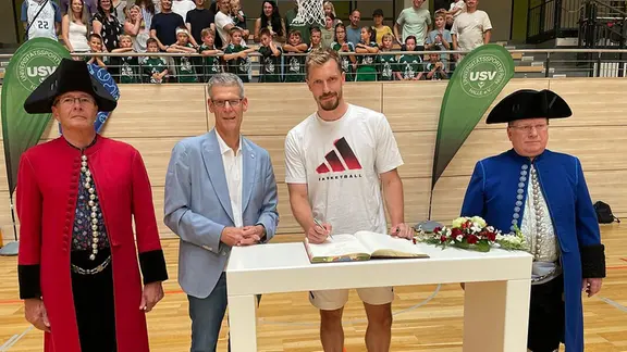 Andreas Obst (2.v.r.) und Bürgermeister Egbert Geier (2.v.l.) beim Eintrag ins Goldene Buch der Stadt Halle