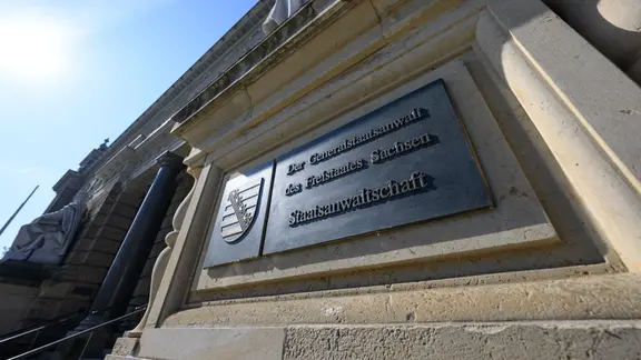 Ein Schild "Der Generalstaatsanwalt des Freistaates Sachsen Staatsanwaltschaft" ist am Justizzentrum Dresden montiert.