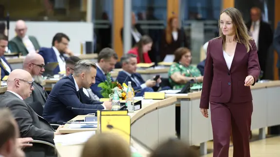 Claudia Wittig (BSW), geht an den Abgeordneten der AfD entlang während der konstituierenden Sitzung des Landtags in Sachsen-Anhalt.