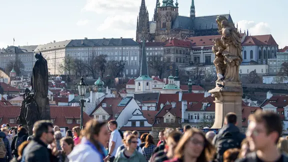 Zahlreiche Touristen gehen über die Karlsbrücke in Prag.