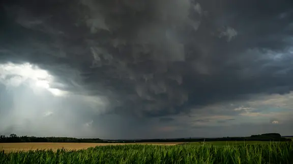 Eine Superzelle zieht am Abend in Thüringen von Mühlhausen in Richtung Gotha, wie hier bei Oppershausen (Unstrut-Hainich-Kreis) fotografiert. ( Deutschland Thueringen Oppershausen.