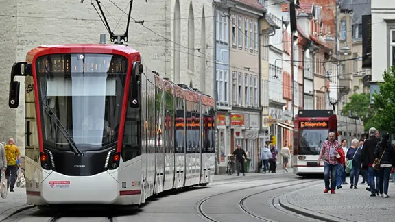 Straßenbahnen fahren durch die Erfurter Innenstadt