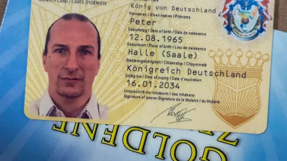 Die „Identitätskarte“ des „Reichsbürger“-Aktivisten Peter Fitzek liegt im Landgericht Dessau auf seinem Platz. Fitzek, der sich