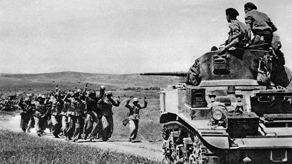 Deutsche Soldaten der Heeresgruppe Afrika ergeben sich im Mai 1943 in Frendj bei Tunis.