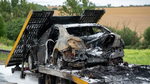 Unfall mit ausgebrannten E-Auto auf der A4 bei Mellingen