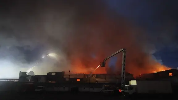 Eine brennende Lagerhalle in Kiew