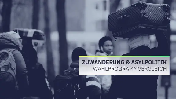Flüchtlinge tragen ihre Koffer auf dem Kopf während sie ins Ankunftszentrum Reinickendorf gehen. Aus der Ukraine kommen immer mehr Geflüchtete. Die Kapazitäten reichen nicht mehr aus.
