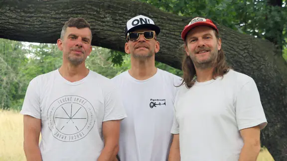 "Sportfreunde Stiller" - Bandmitglieder stehen im Großen Garten in Dresden vor einem Baum Florian Weber, Peter Brugger und Rüdiger Linhof (v.l.n.r.).