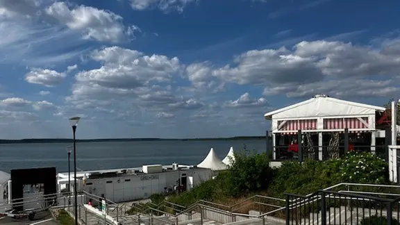 Landschaft mit See in der ehemaligen Braunkohltagebaulandschaft Lausitz