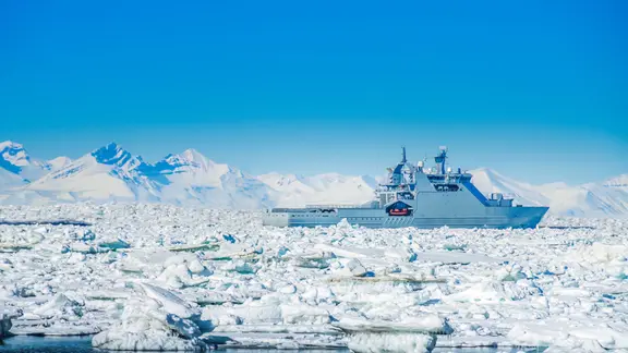 Das Eisbrecher-Schiff, umgeben von Eisbergen im Hafen von Longyearbyen, Spitzbergen, Svalbard, Norwegen.