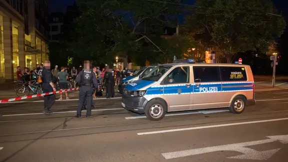Polizisten und viele Demo-Teilnehmer auf einer Straße.