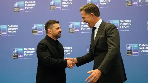 Mark Rutte und Wolodymyr Selenskyj geben sich die Hand.