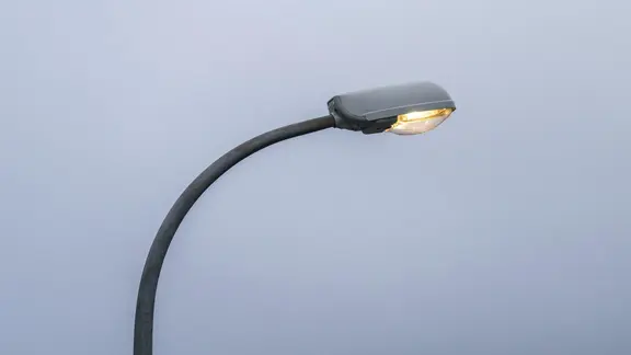 Eine leuchtende Straßenlaterne.