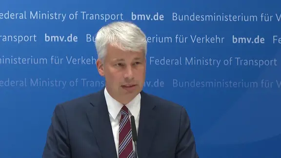 Verkehrsminister Steffen Bilger auf einer Pressekonferenz