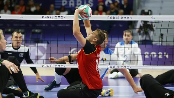 Die deutschen Sitzvolleyballer bei den Paralympics 2024 in Paris im Duell gegen Bosnien-Herzegowina. 