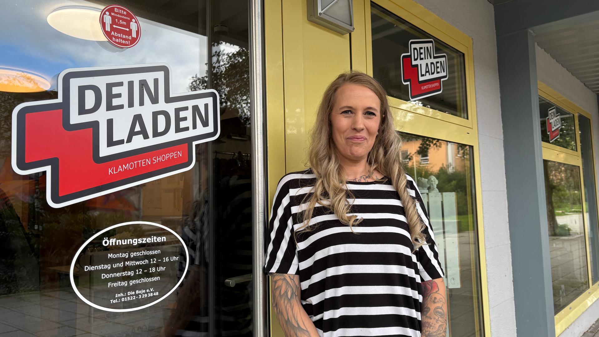 Eine Frau steht vor einem Laden. | MDR/Conny Mauroner