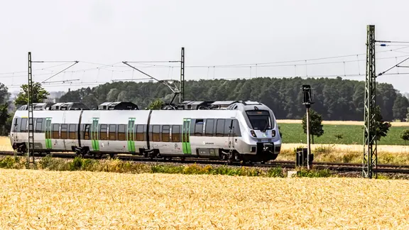 Regionalzug der S-Bahn Mitteldeutschland bei Doberschütz in Sachsen im Juni 2022.