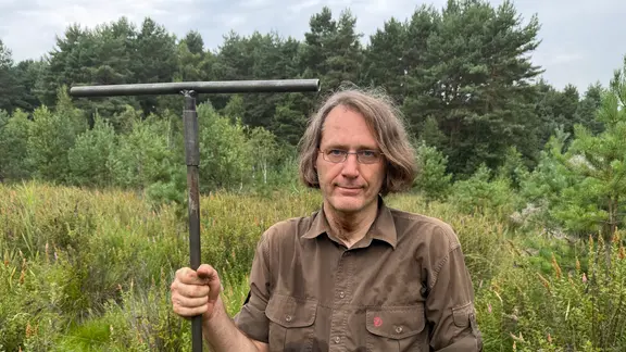 Ein Mann steht in einem Moor in der Oberlausitz. 