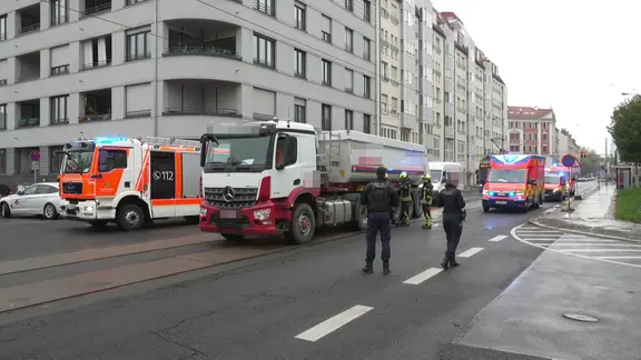 Unfallstelle in Leipzig mit einem Lastwagen und Rettungsfahrzeugen