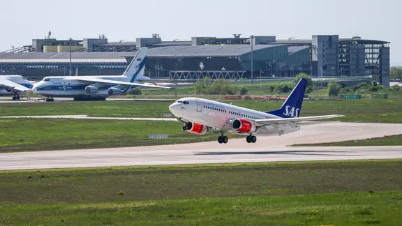 Ein Flugzeug von von SAS Scandinavian Airlines startet vom Flughafen Leipzig/Halle.