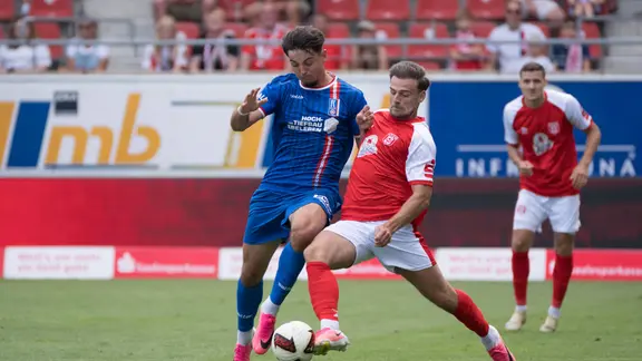 Dustin Forkel (Erfurt) und Max Kulke (Halle) im Zweikampf um den Ball.