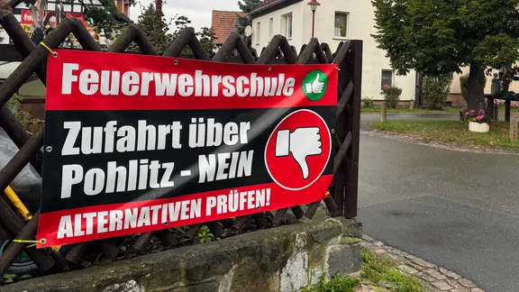 In den kommenden Jahren wird die Landesfeuerwehrschule für viele Millionen Euro ausgebaut. Dafür rollen zahlreiche Baufahrzeuge an. 