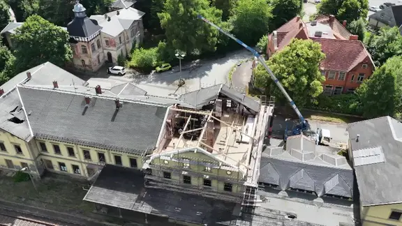 Drohnenaufnahme von den aktuellen Bauarbeiten am historischen Bahnhofsgebäude in Seifhennersdorf