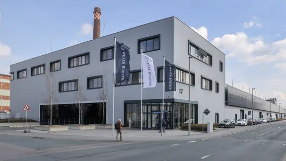 Blick auf ein Gebäude des Solarmodul-Herstellers Meyer Burger in Freiberg