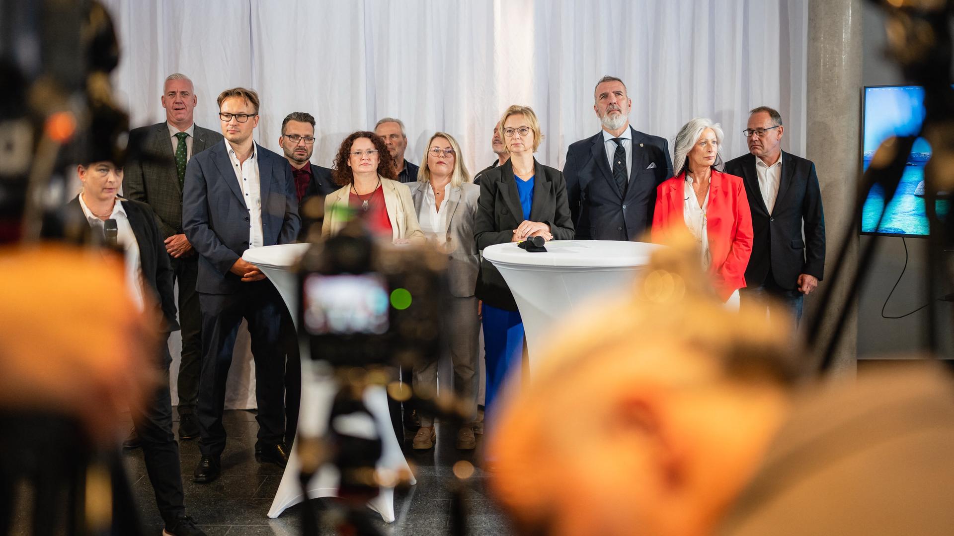 Die bisherige Vorsitzende der ThÃ¼ringer BSW-Fraktion Sigrid Hupach sowie die bisherigen Parteivorsitzenden des BSW, Katja Wolf, geben eine Pressekonferenz im ThÃ¼ringer Landtag. Nach ihrem angekÃ¼ndigten Austritt aus der Partei wollen zehn bisherige BSW-Abgeordnete die ThÃ¼ringer Landesregierung weiter mittragen. | picture alliance/dpa | Jacob SchrÃ¶ter