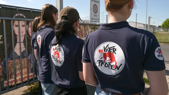 Vor dem Gelände in Dölzig ,wo zahlreiche ehemalige Zirkustiger von ihrer Dompteurin gehalten werden, protestieren Mitglieder von Vier Pfoten, Stiftung für Tierschutz, gegen die private Haltung von Tigern und anderen Großkatzen.