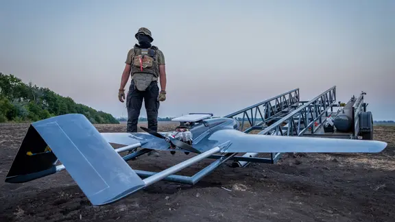 Archivbild: Ein ukrainischer Soldat bereitet an einem nicht genannten Ort in der Ukraine eine «Chaklun»-Angriffsdrohne vor.