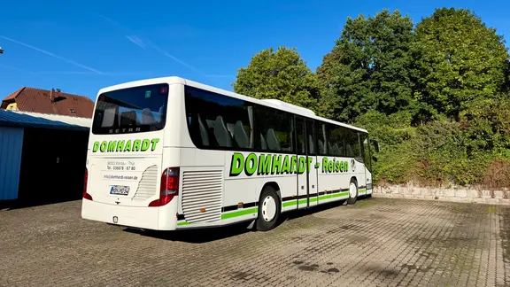 Ein Reisebus von hinten