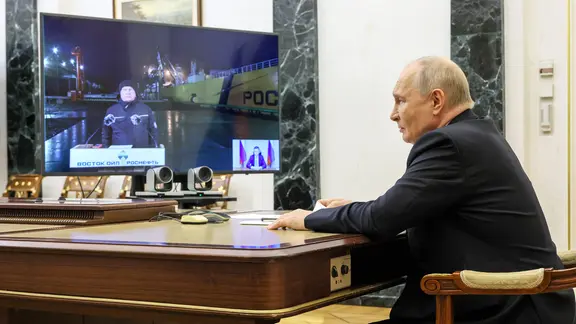 Russlands Präsident Wladimir Puten vor dem Bildschirm sitzend bei einer Videoschalte zur Eröffnung des Projekts Wostok Oil