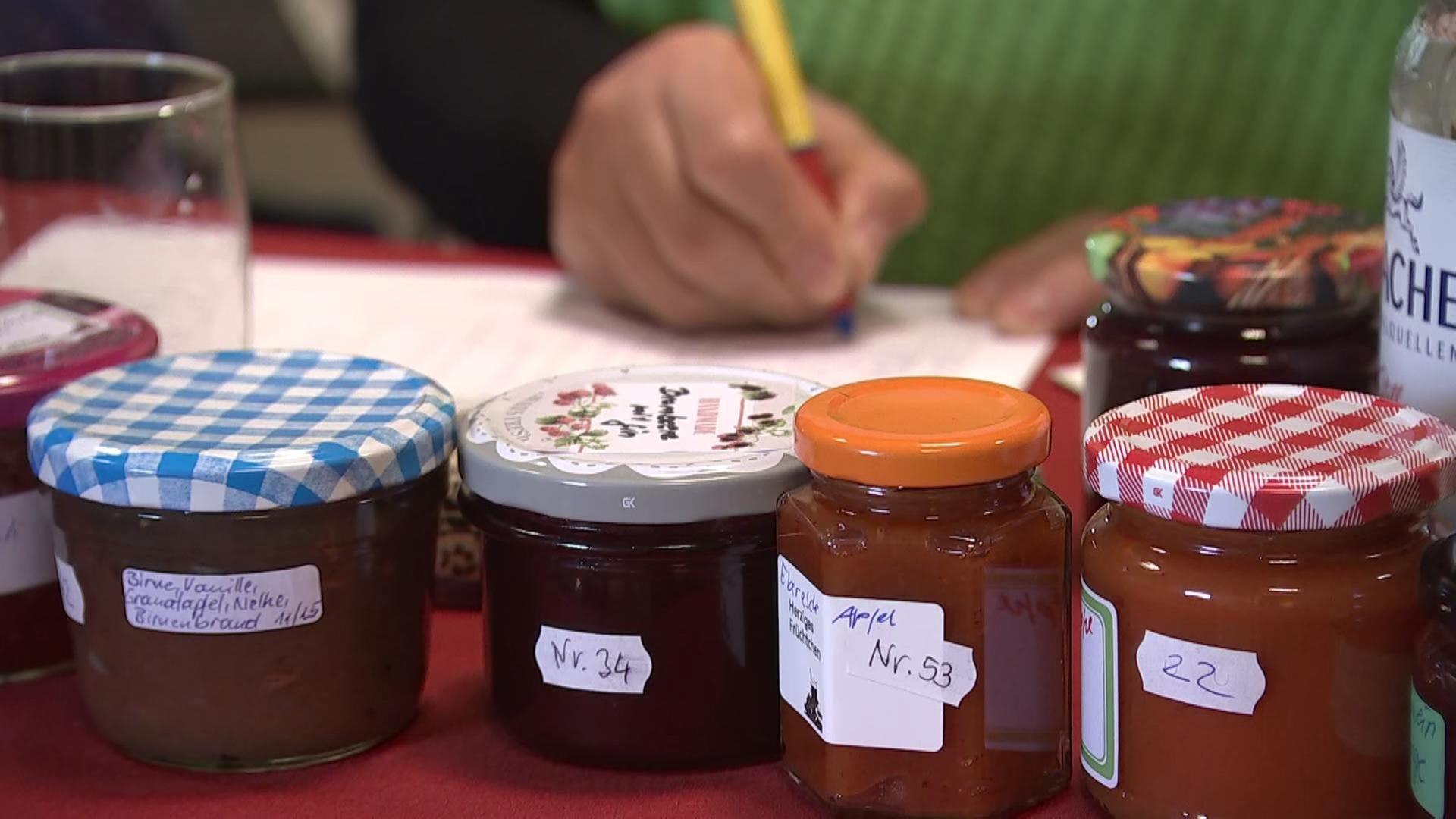 Mehrere Marmeladengläser stehen auf einem Tisch. | MITTELDEUTSCHER RUNDFUNK