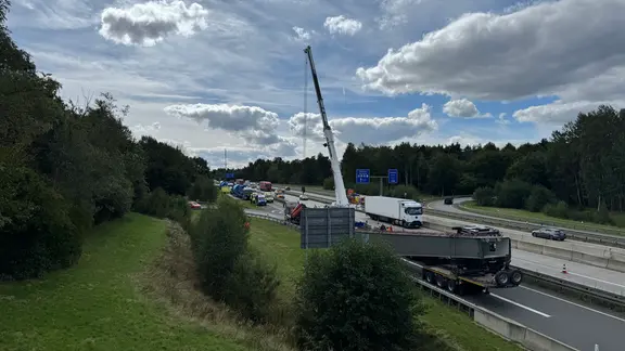 Bergung eines verunglückten Schwertransports im Hermsdorfer Kreuz.