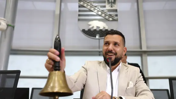 Der neue Landtagspräsident von Sachsen-Anhalt Tobias Rausch sitzt im Landtag und läutet eine Glocke.