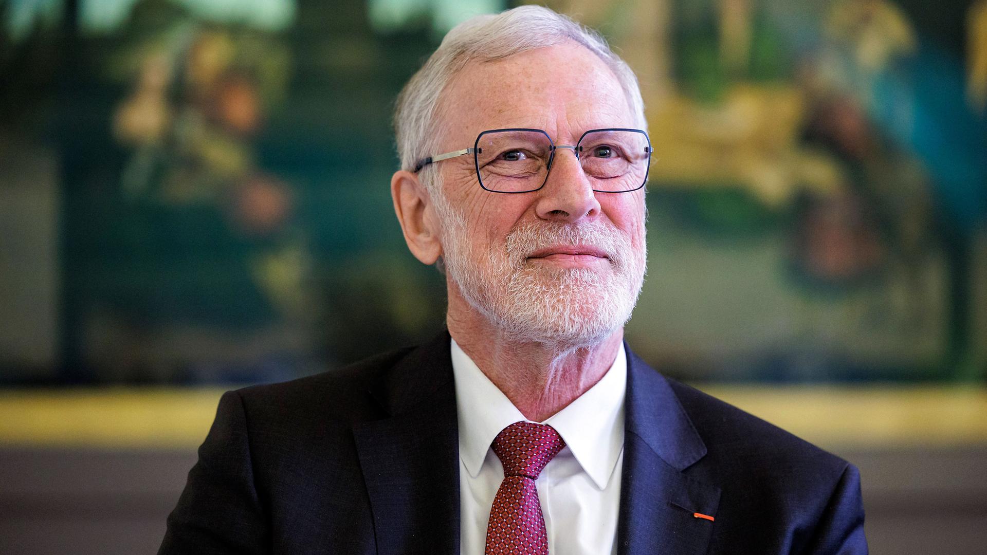 Rainer Robra, Minister fuer Kultur des Landes Sachsen-Anhalt, 2023 in Wittenberg auf einer Pressekonferenz. | IMAGO/epd
