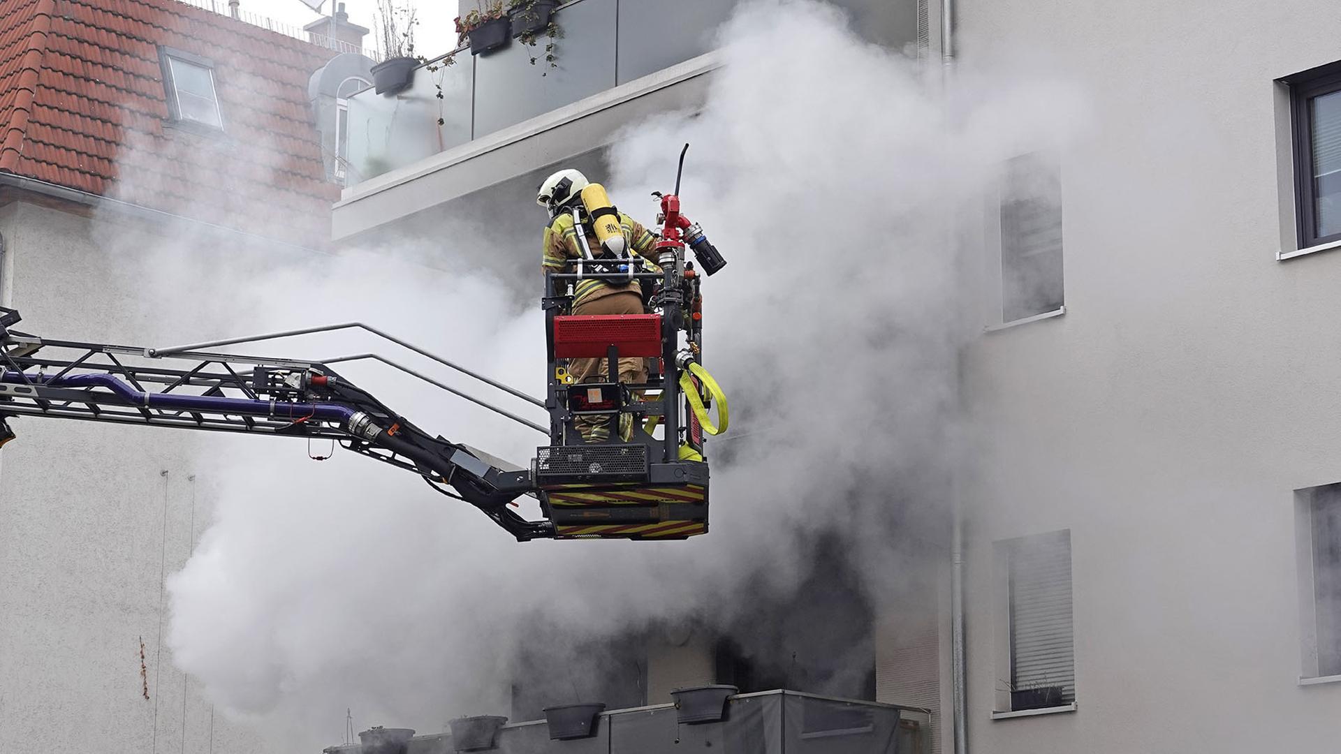 Neun Verletzte bei Wohnungsbrand in Dresden - Polizei ermittelt