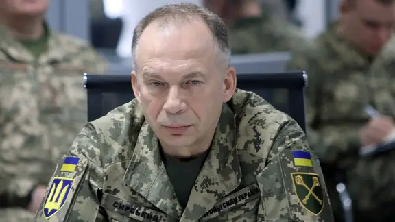 Der Oberbefehlshaber der Streitkräfte der Ukraine, Oleksandr Syrskyj, ist während eines Treffens mit dem norwegischen Verteidigungsminister Tore Onshuus Sandvik in Kiew am 22. Juni 2025 abgebildet.