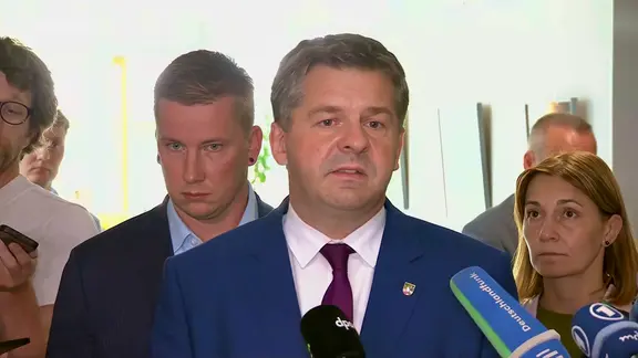 Sven Schulze (CDU) am Wahlabend vor der Presse