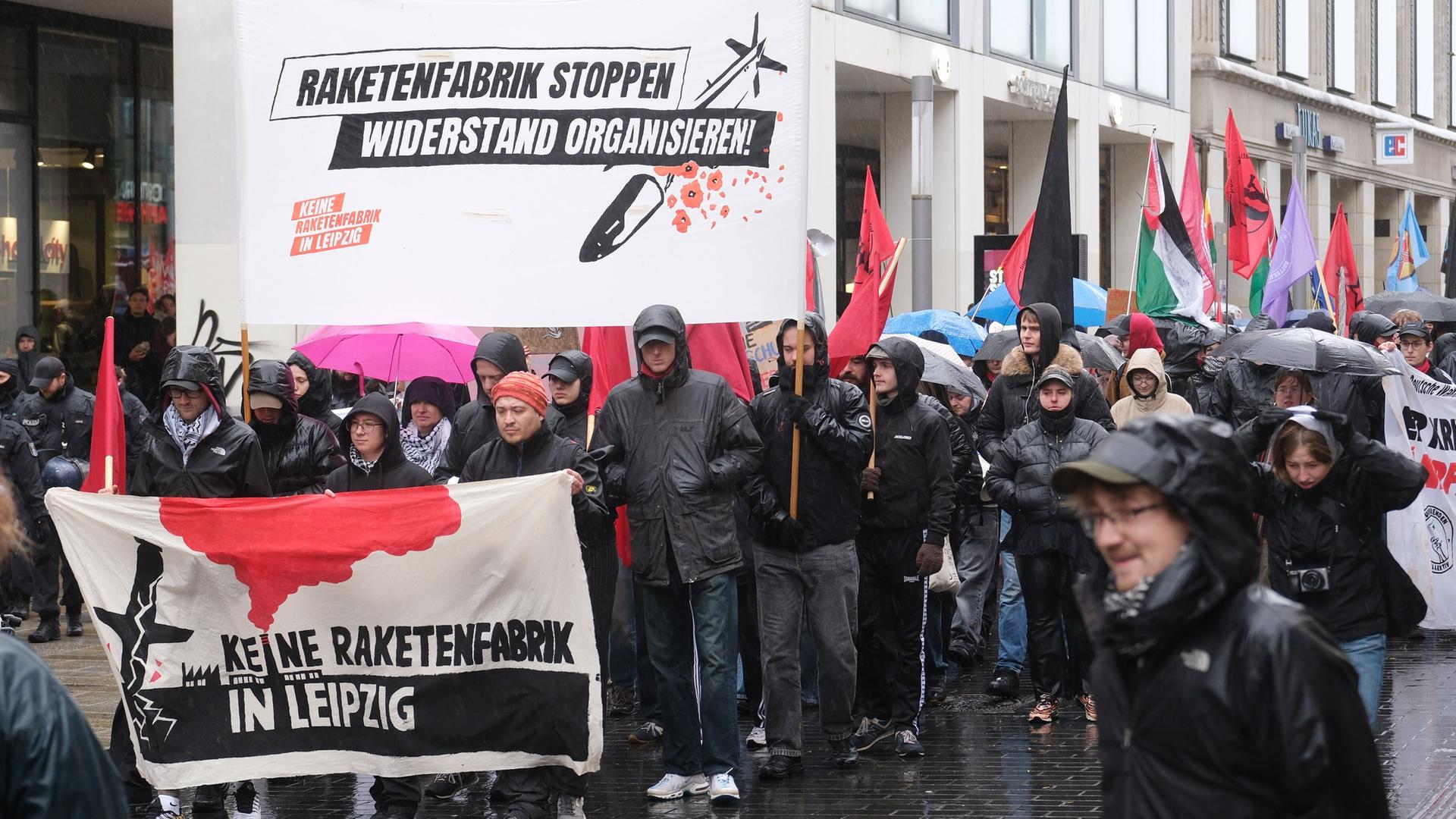 10.000 Unterschriften gegen Rüstungsfirma in Leipzig: Initiative reicht Petition ein